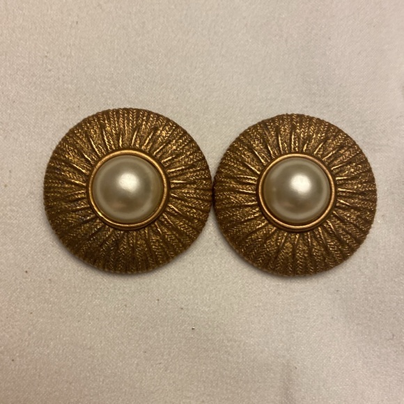 Vintage Gold Tone Faux Pearl Earrings Round Clip on Earrings 1.5” - Picture 3 of 3